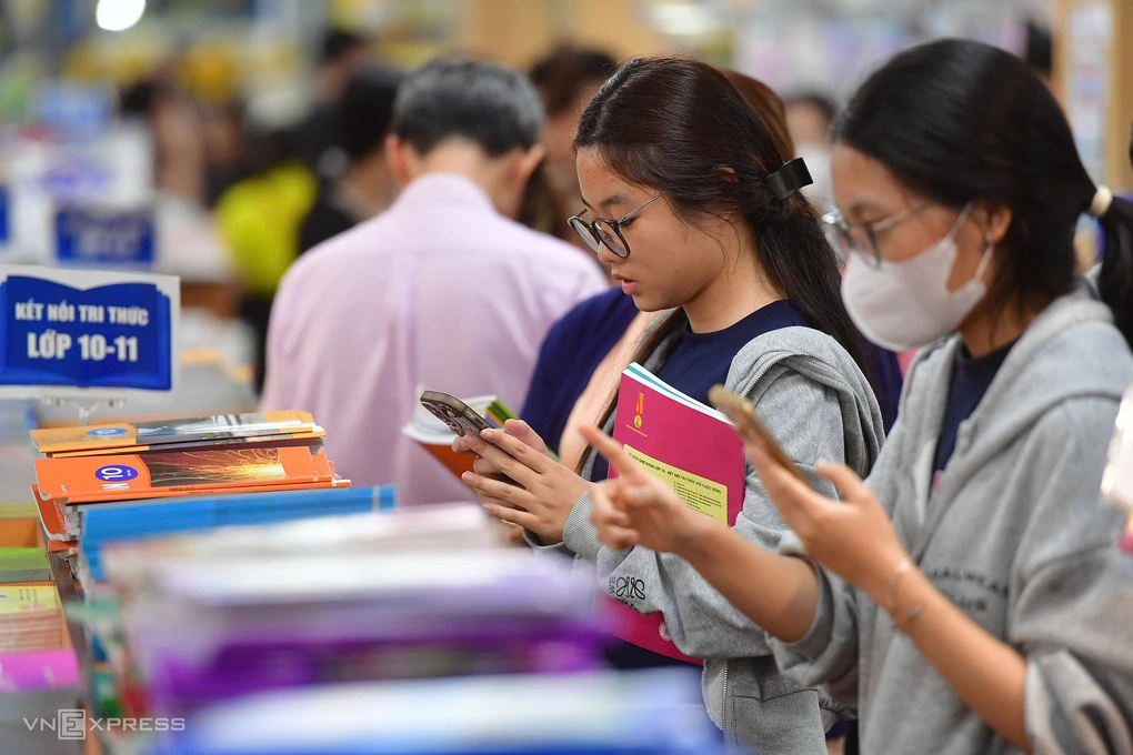 Phụ huynh, học sinh chen chân mua sách giáo khoa tại Nhà sách và Thiết bị Trường học Nguyễn Tri Phương, TP HCM, chiều 19/8/2026. Ảnh: Thanh Tùng