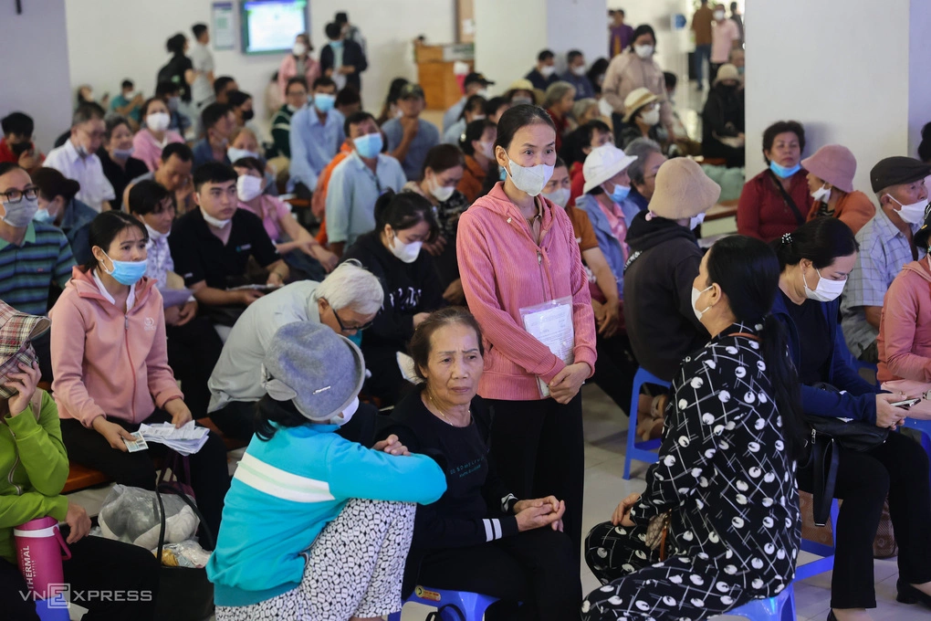 Đông đúc bệnh nhân chờ khám bệnh tại Bệnh viện Ung Bướu TP HCM cơ sở 2. Ảnh: Quỳnh Trần