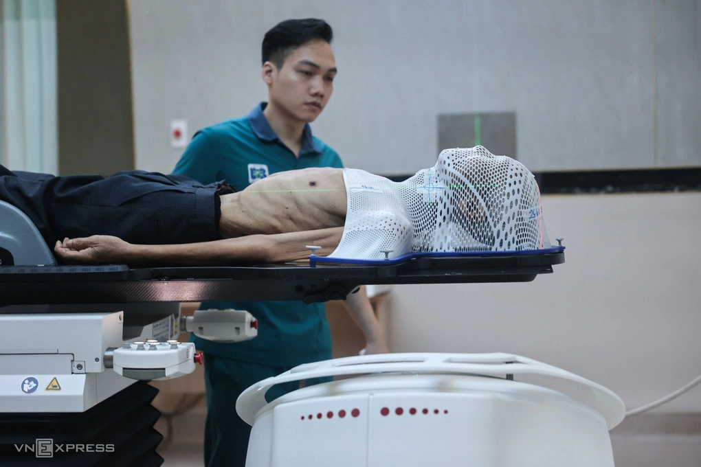 Xạ trị cho bệnh nhân ung thư tại Bệnh viện Ung Bướu TP HCM cơ sở 2. Ảnh: Quỳnh Trần