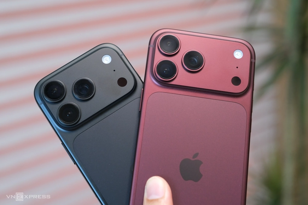 Hai màu sắc iPhone 18 Pro Max. Ảnh: Tuấn Hưng