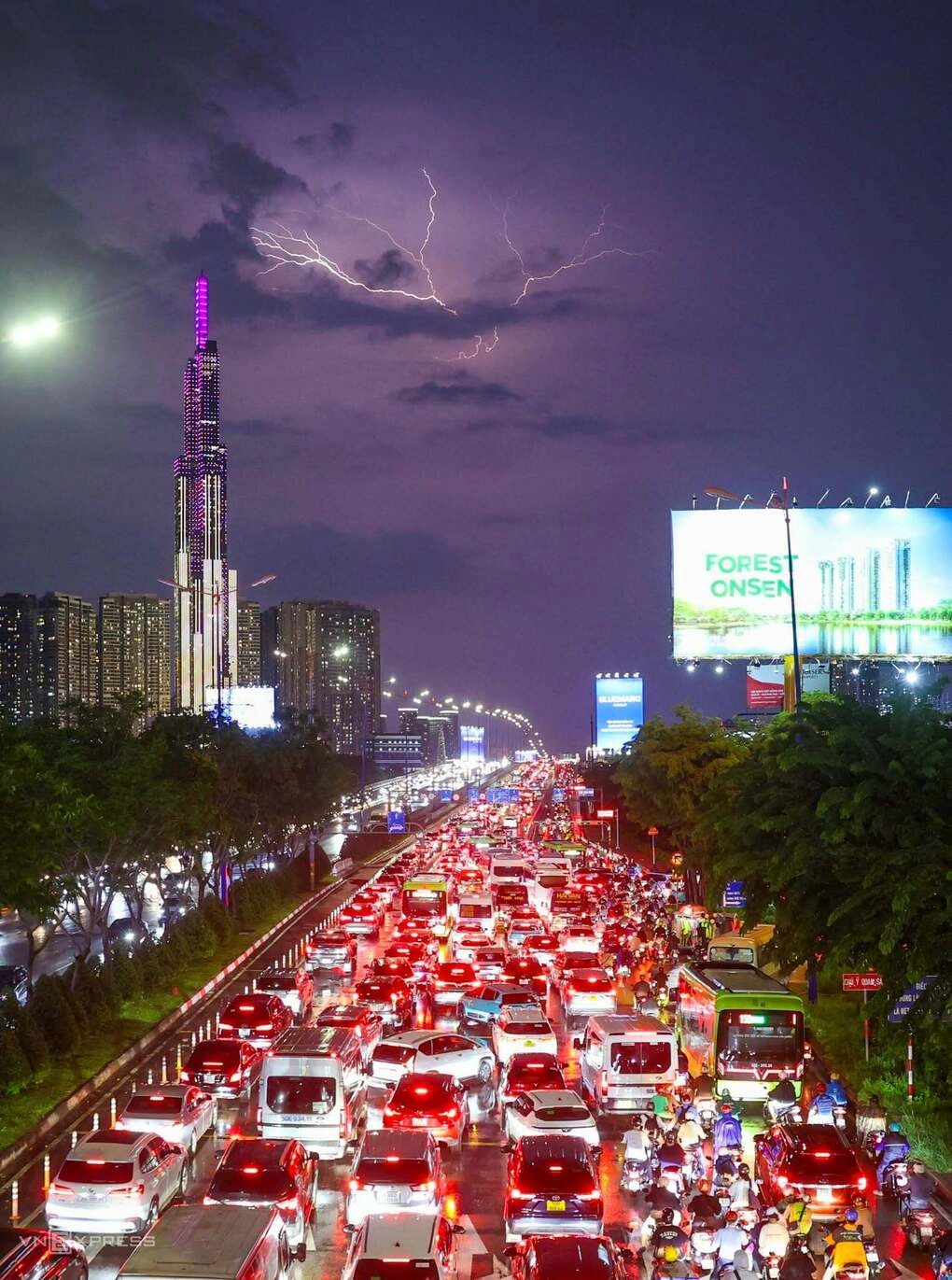 Giông sét trên bầu trời trung tâm TP HCM nhìn từ cầu bộ hành tại ga metro Thảo Điền, tối 1/10. Ảnh: Quỳnh Trần