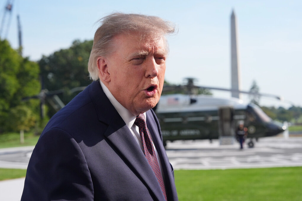 Tổng thống Mỹ Donald Trump trả lời báo chí tại khuôn viên Nhà Trắng ngày 2/10. Ảnh: AP