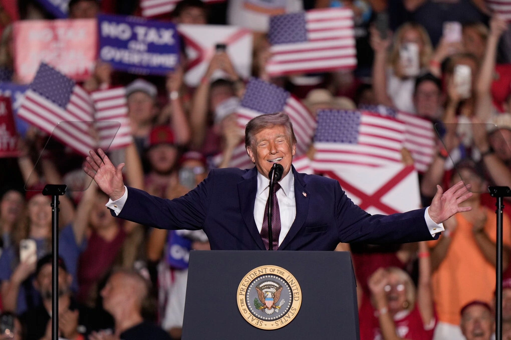 Tổng thống Mỹ Donald Trump vận động cử tri tại bang Alabama ngày 2/10. Ảnh: AP