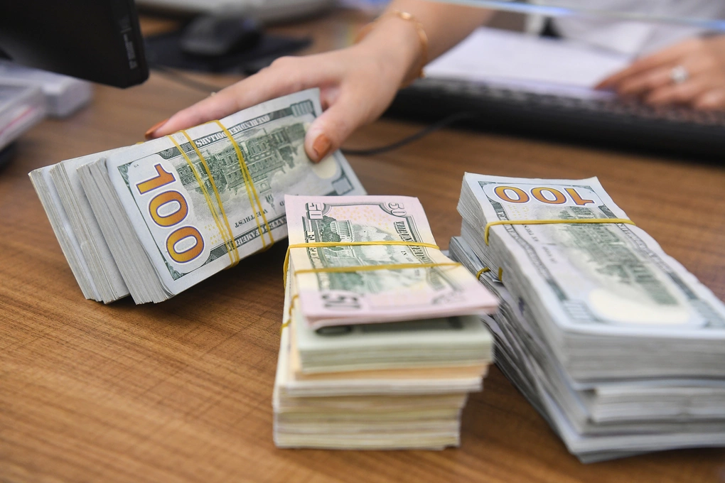 Giao dịch tiền mặt tại một ngân hàng. Ảnh: Giang Huy