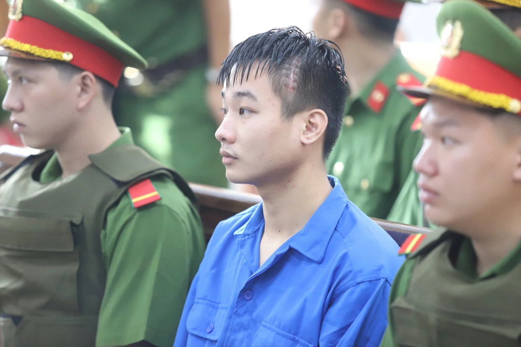 Nguyễn Đức Anh bị đưa vào phòng xử án. Ảnh: Phạm Hải