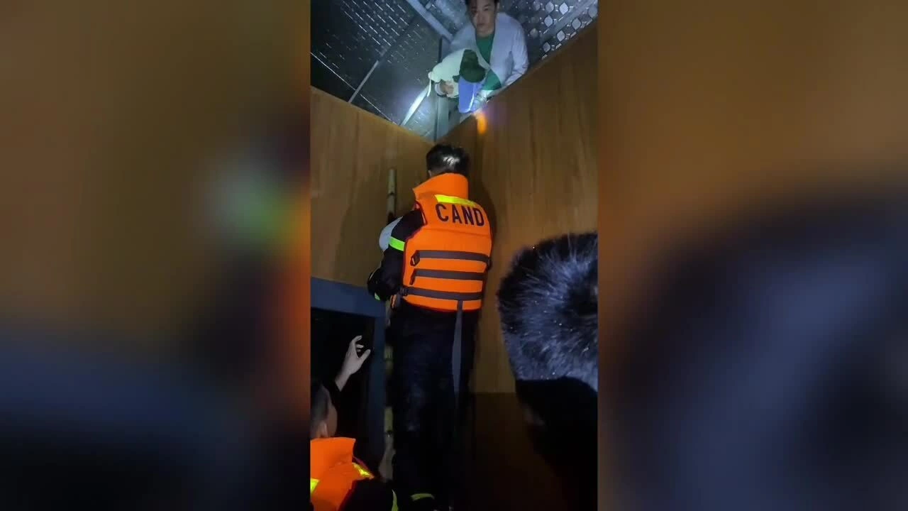 Lũ về trong đêm, hàng trăm nhà dân ở TP HCM ngập sâu