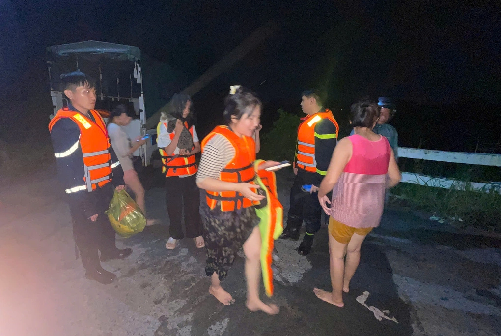 Công an TP HCM giải cứu 12 người ở công trình Suối Cái, phường Tân Khánh bị cô lập khi lũ về rạng sáng 6/10. Ảnh: Thái Hà