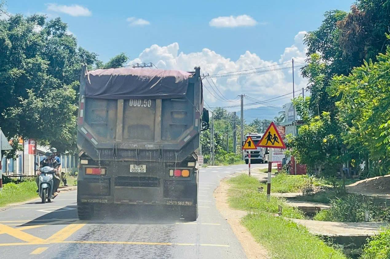 Gia Lai: Cát rơi vãi từ xe vận chuyển, cộng đồng gánh chi phí môi trường - Ảnh 1