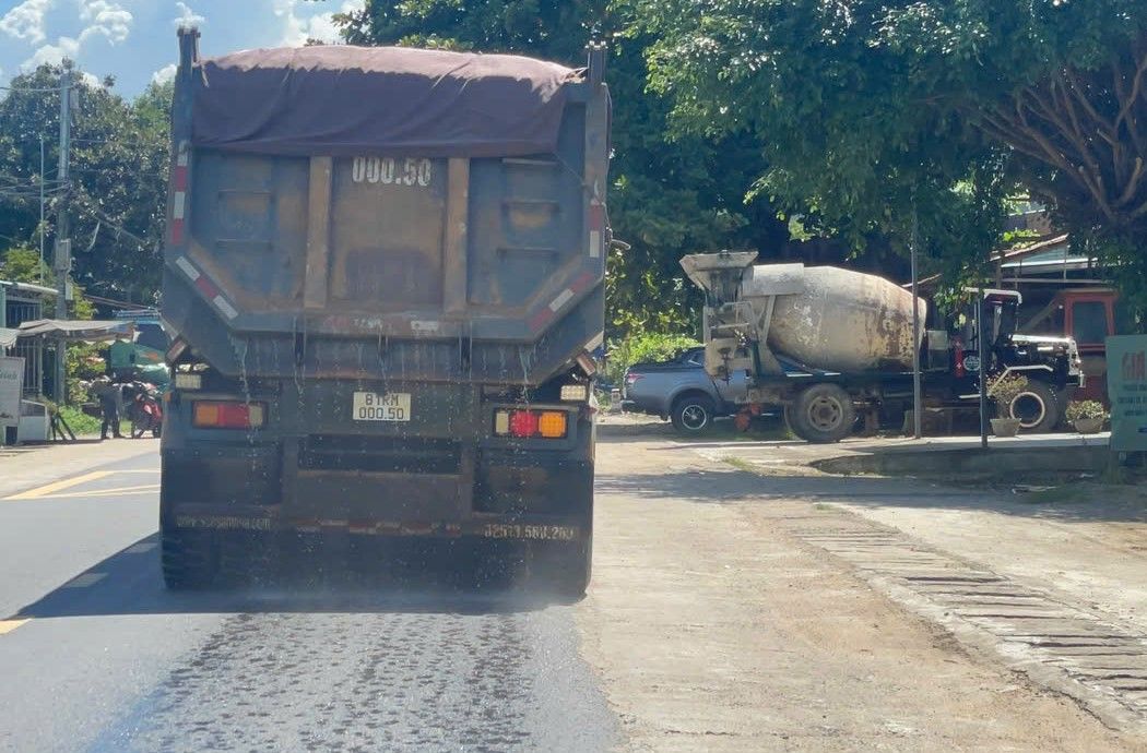 Gia Lai: Cát rơi vãi từ xe vận chuyển, cộng đồng gánh chi phí môi trường - Ảnh 2