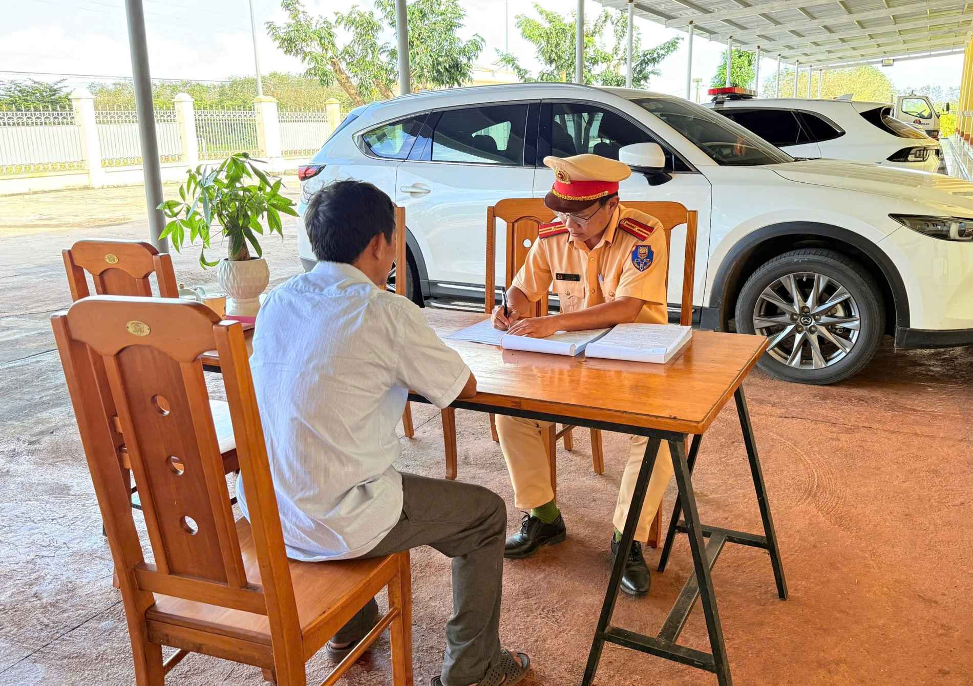 Gia Lai: Cát rơi vãi từ xe vận chuyển, cộng đồng gánh chi phí môi trường - Ảnh 4