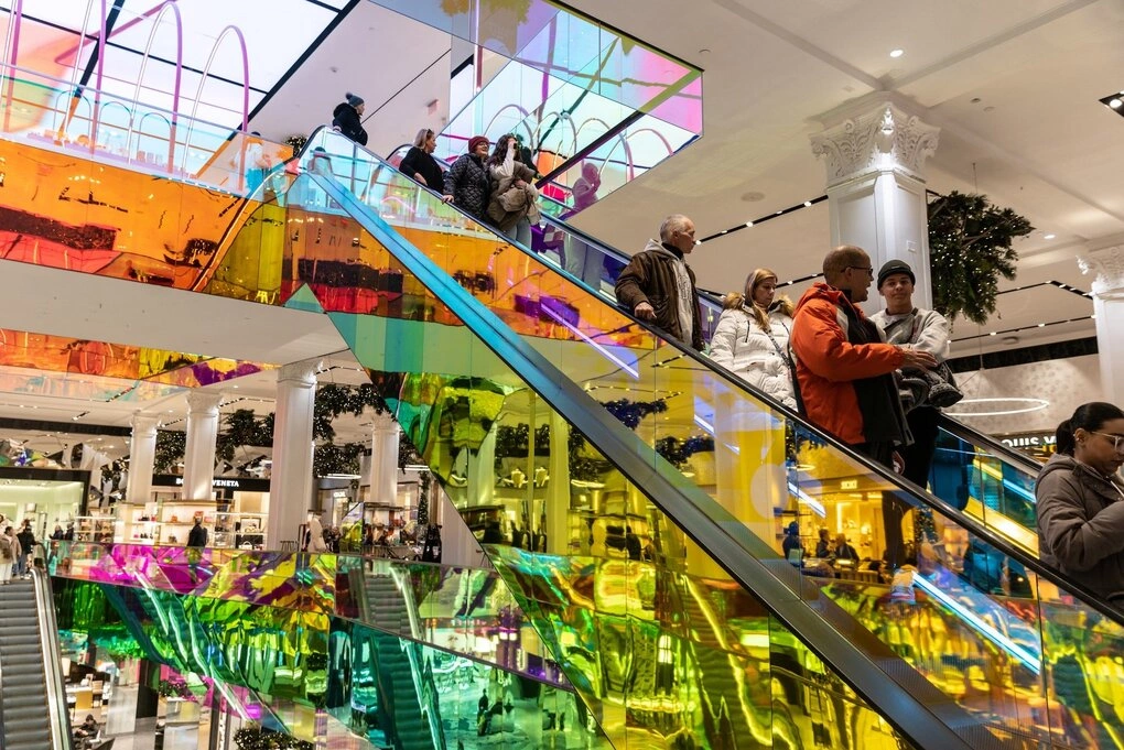 Người mua sắm tại Saks Fifth Avenue ở New York, Mỹ, ngày 4/12/2022. Ảnh: Reuters