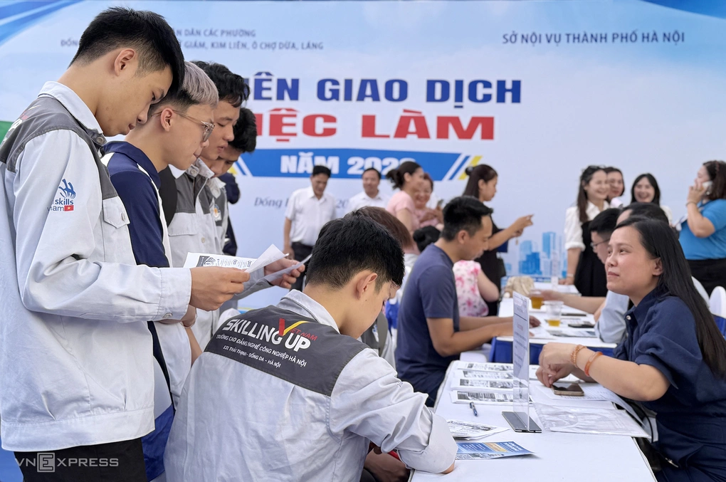 Người trẻ tìm hiểu thông tin việc làm tại phiên giao dịch do Trung tâm Dịch vụ việc làm Hà Nội tổ chức, tháng 9/2026. Ảnh: Hồng Chiêu
