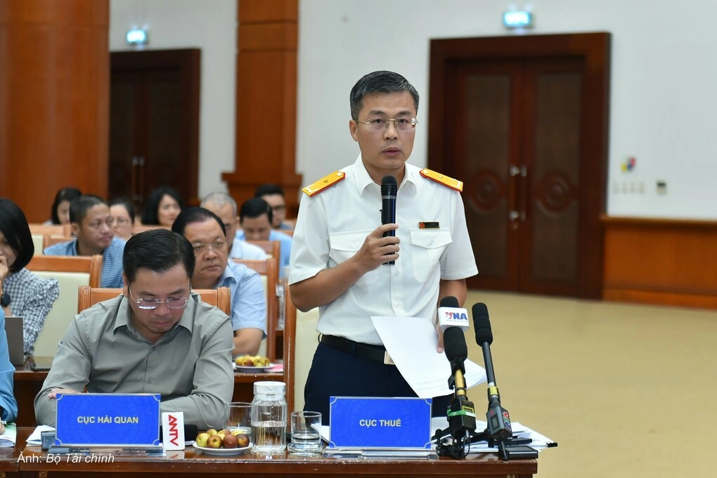 Ông Lê Long, Phó cục trưởng Cục Thuế, trả lời tại họp báo. Ảnh: MOF