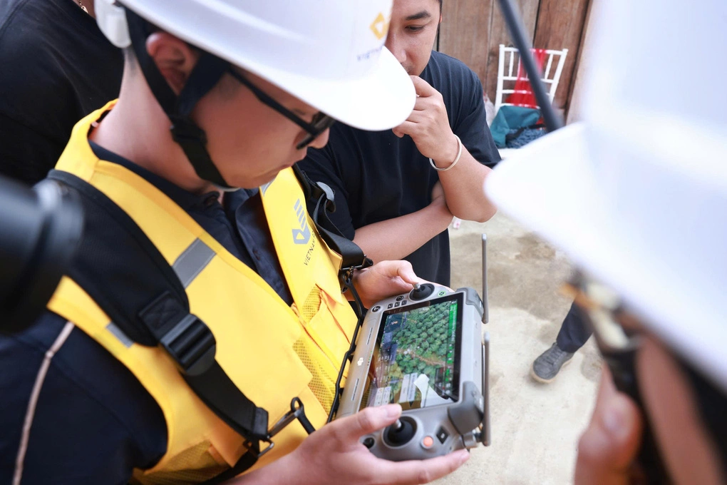 Điều khiển UAV theo dõi, vận hành thiết bị trên màn hình giám sát từ xa. Ảnh: Đàm Minh