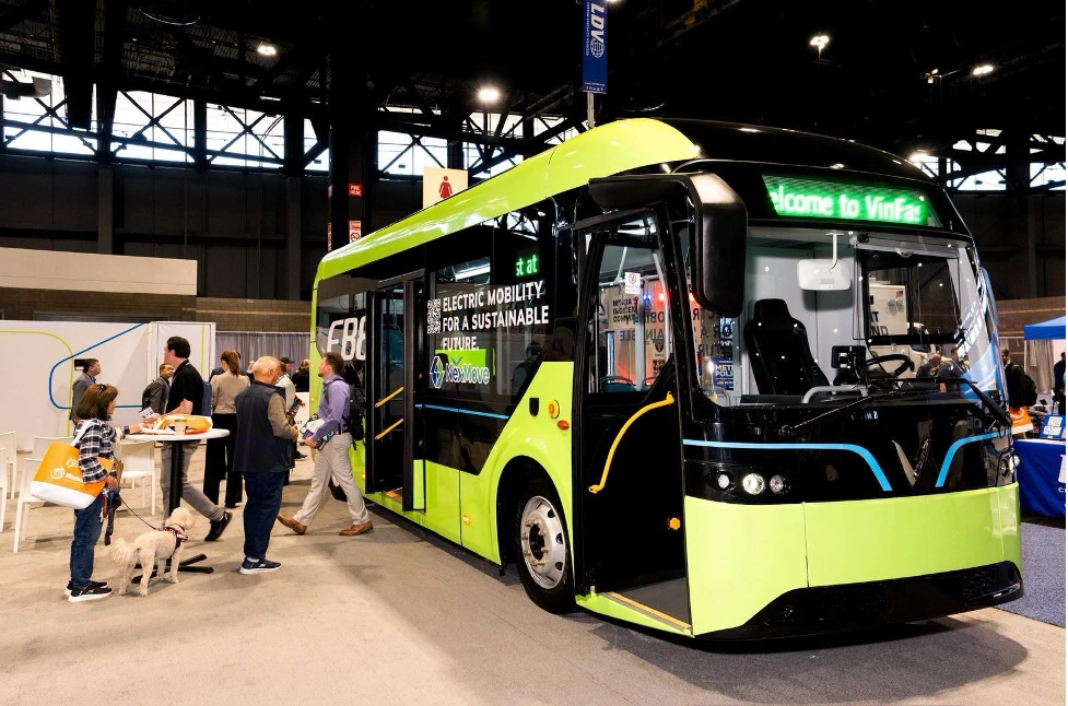 Bus điện VinFast trưng bày tại triển lãm, giới thiệu giải pháp di chuyển xanh cho giao thông đô thị Mỹ. Ảnh: VinFast