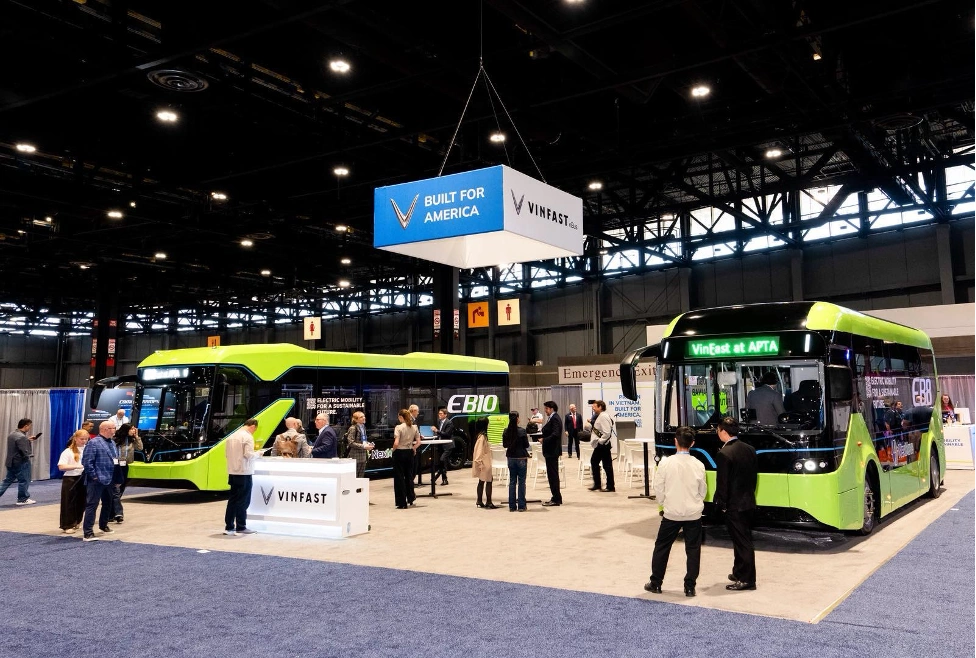 Khách tham quan tìm hiểu các mẫu bus điện tại triển lãm. Ảnh: VinFast