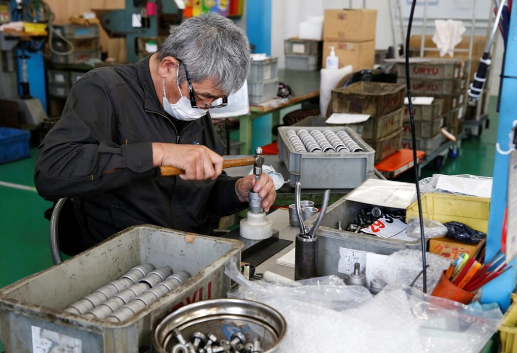 Công nhân trong một nhà máy ở Higashiosaka tháng 6/2022. Ảnh: Reuters