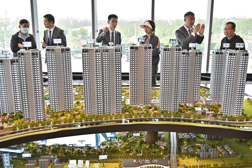 Khách tham quan xem nhà tại văn phòng bán hàng ở Thái Nguyên, tỉnh Sơn Tây, miền bắc Trung Quốc, ngày 20/3. Ảnh: AFP