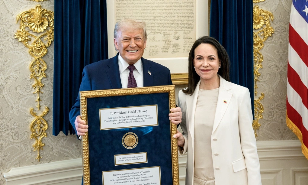 Chủ nhân Nobel Hòa bình năm 2025 Maria Corina Machado tặng ông Trump huy chương giải thưởng này tại Nhà Trắng hồi tháng 1. Ảnh: Reuters