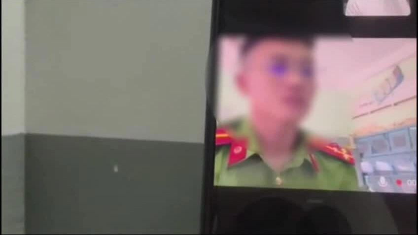 Lộ chiêu lừa, người giả công an nói: 'Không nói được, có người ngồi ở đây'