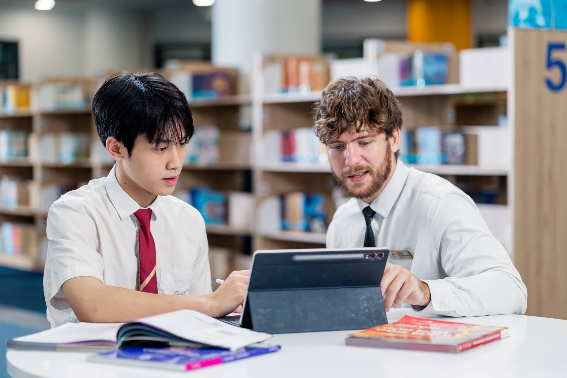 Vinschool và VinUni hợp tác phát triển năng lực nghiên cứu cho học sinh THPT - Ảnh 2