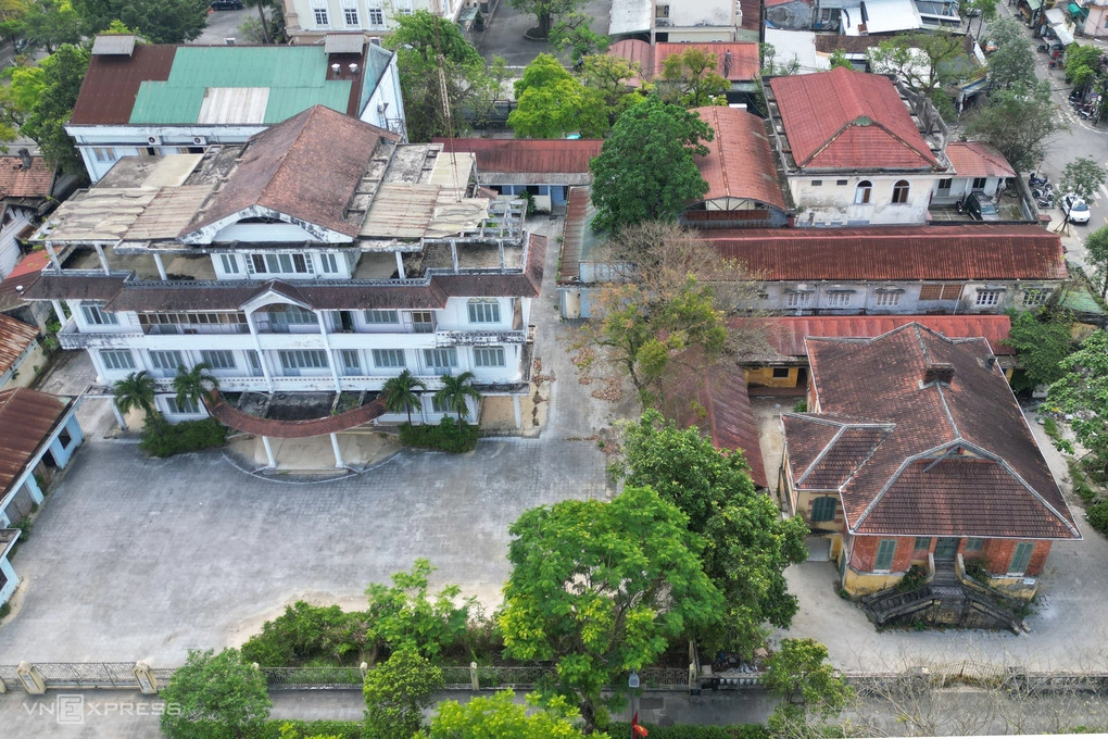 Hiện trạng trụ sở cũ của các cơ quan TP Huế bỏ hoang ở những khu đất vàng, tháng 3/2026. Ảnh: Võ Thạnh