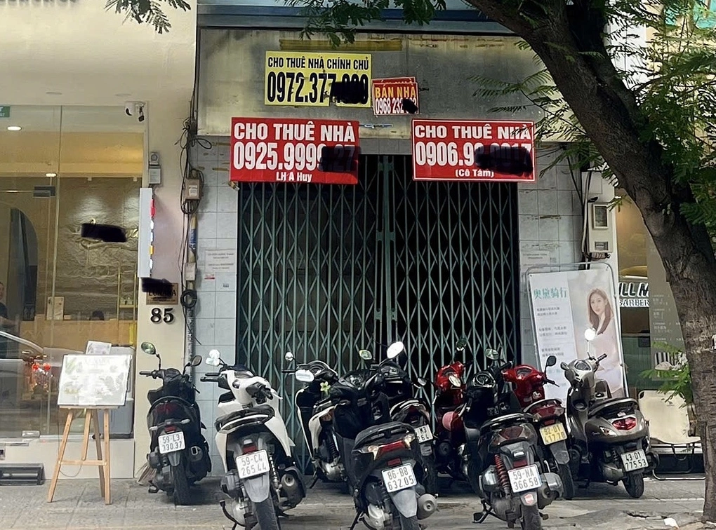 Một mặt bằng nhà phố tại trung tâm TP HCM đang treo biển bán và cho thuê. Ảnh: Phương Uyên