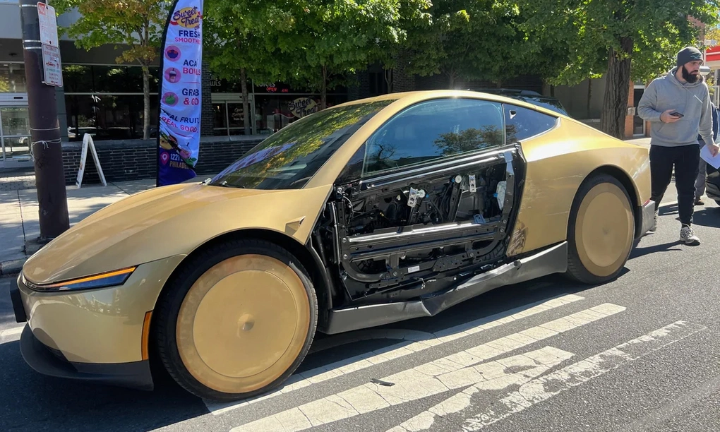 Chiếc xe tự lái của Tesla mất ốp cửa sau một va chạm. Ảnh: Reddit