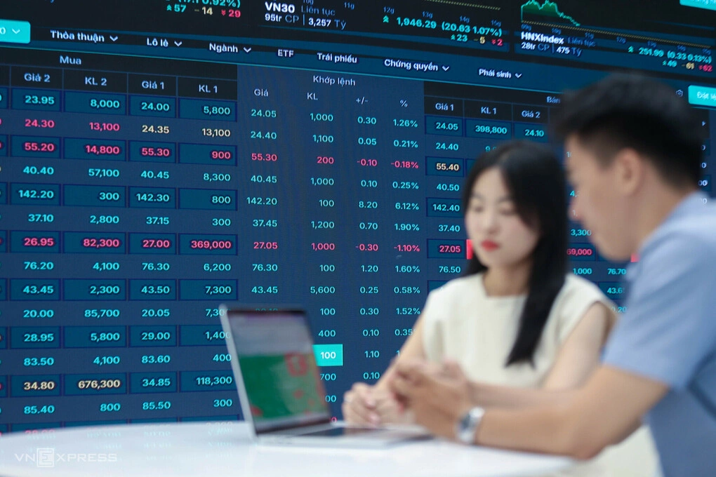 Nhà đầu tư đang theo dõi bảng giá điện tử tại một công ty chứng khoán ở TP HCM. Ảnh: Quỳnh Trần