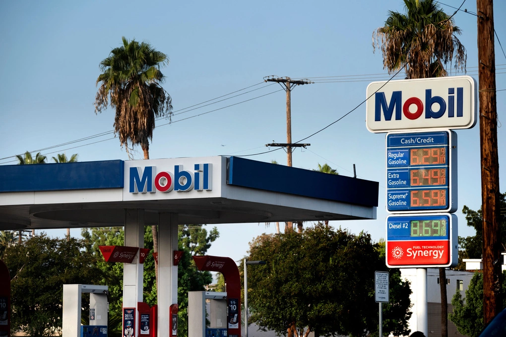 Trạm xăng Mobil tại Los Angeles ngày 22/9. Ảnh: AP