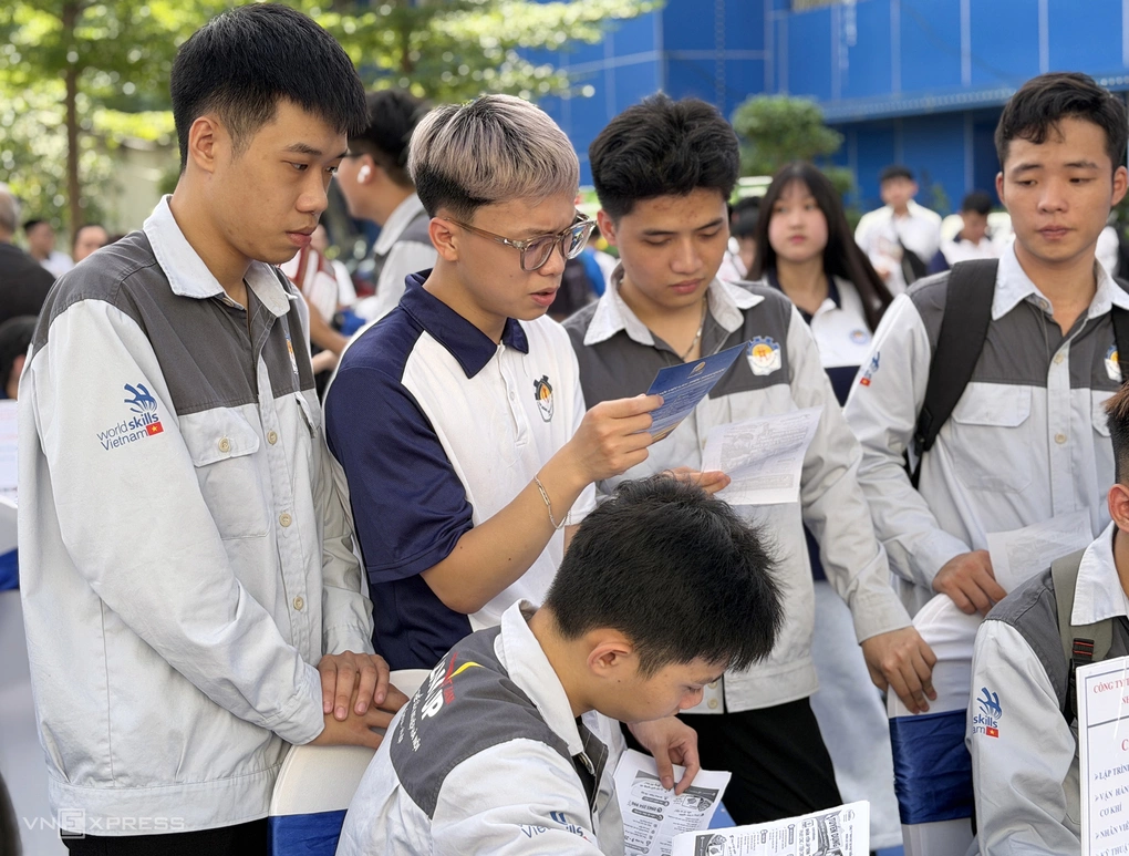 Sinh viên cao đẳng ở Hà Nội tìm hiểu thông tin việc làm trong phiên giao dịch hồi tháng 9/2026. Ảnh: Hồng Chiêu