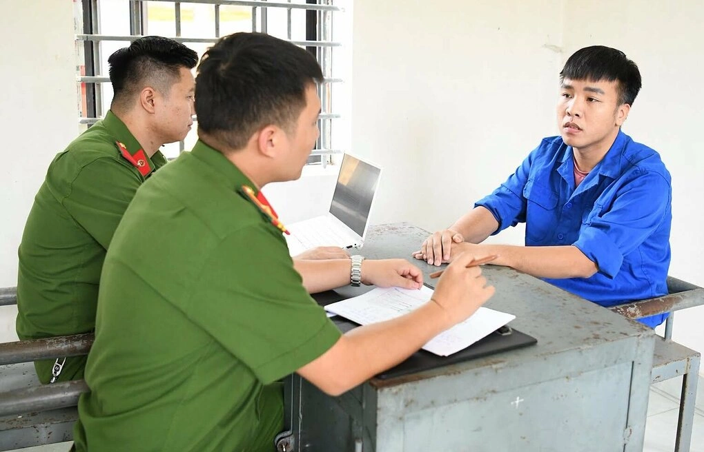 Công an lấy lời khai Vũ Tùng Linh. Ảnh: Công an cung cấp