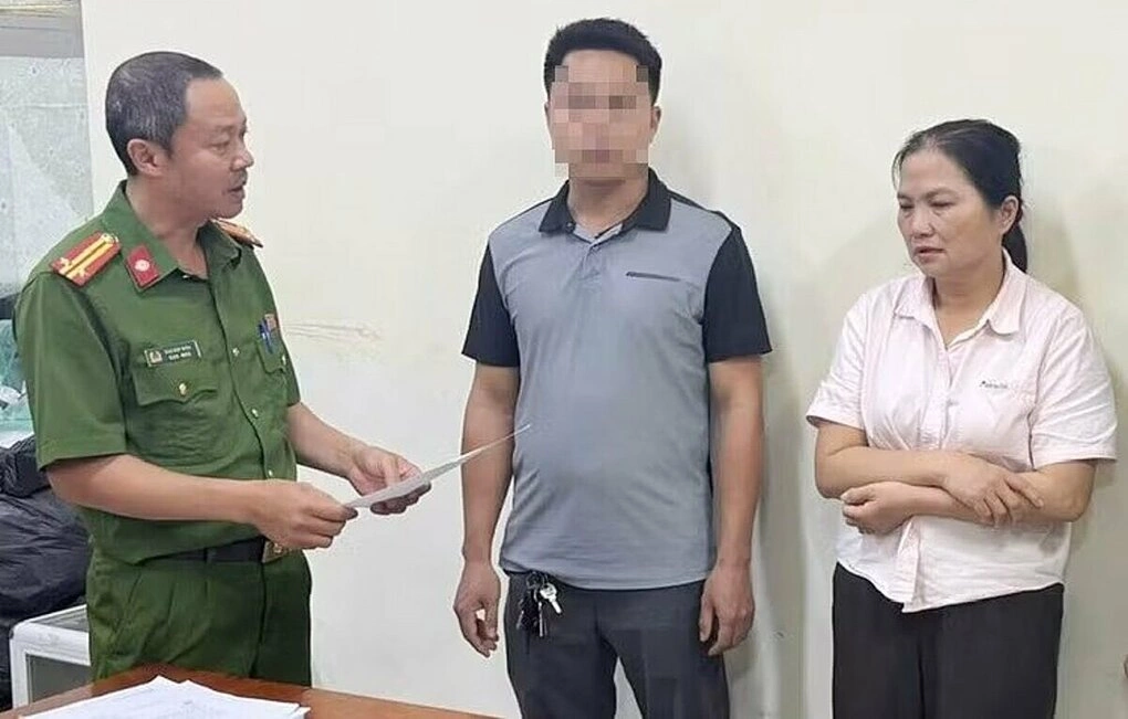 Công an tống đạt lệnh khởi tố bị can Tạ Thị Chi (áo hồng). Ảnh: Công an cung cấp