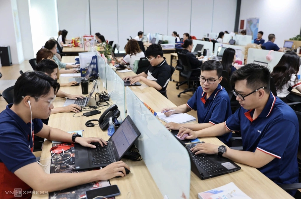 Nhân viên văn phòng trong giờ làm việc ở TP HCM. Ảnh: Quỳnh Trần - Hữu Danh