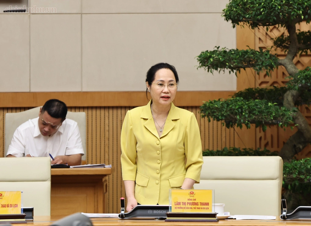 Bộ trưởng Văn hóa Thể thao và Du lịch Lâm Thị Phương Thanh phát biểu tại cuộc họp sáng 12/10. Ảnh: VGP