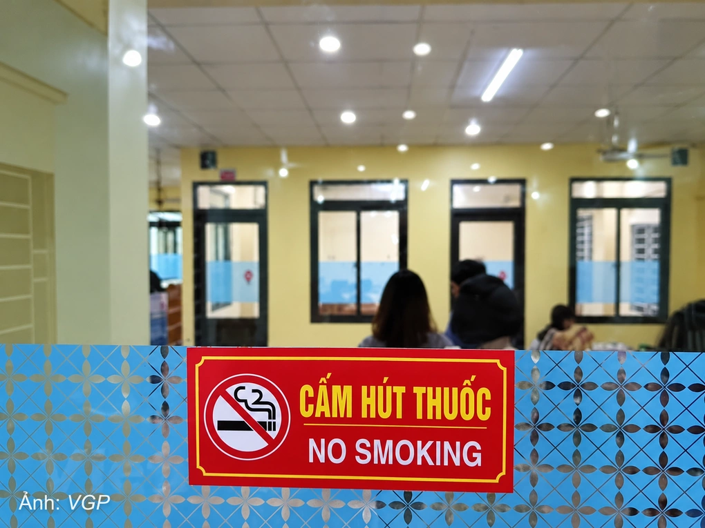 Biển cấm hút thuốc được gắn trên cửa một cơ quan nhà nước. Ảnh: VGP