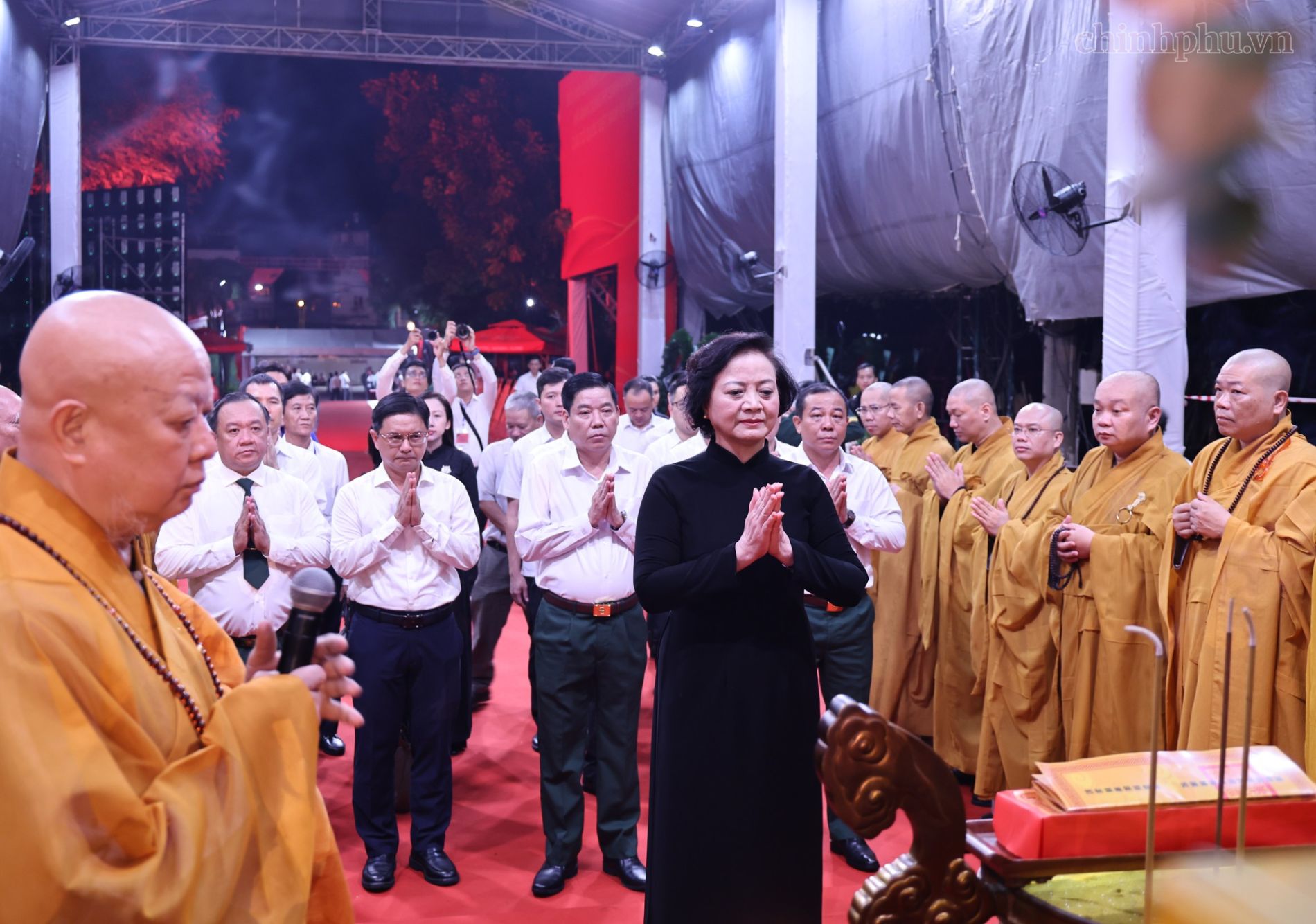 Cầu siêu cho anh linh 731 liệt sĩ trước giờ truy điệu, an táng - Ảnh 1