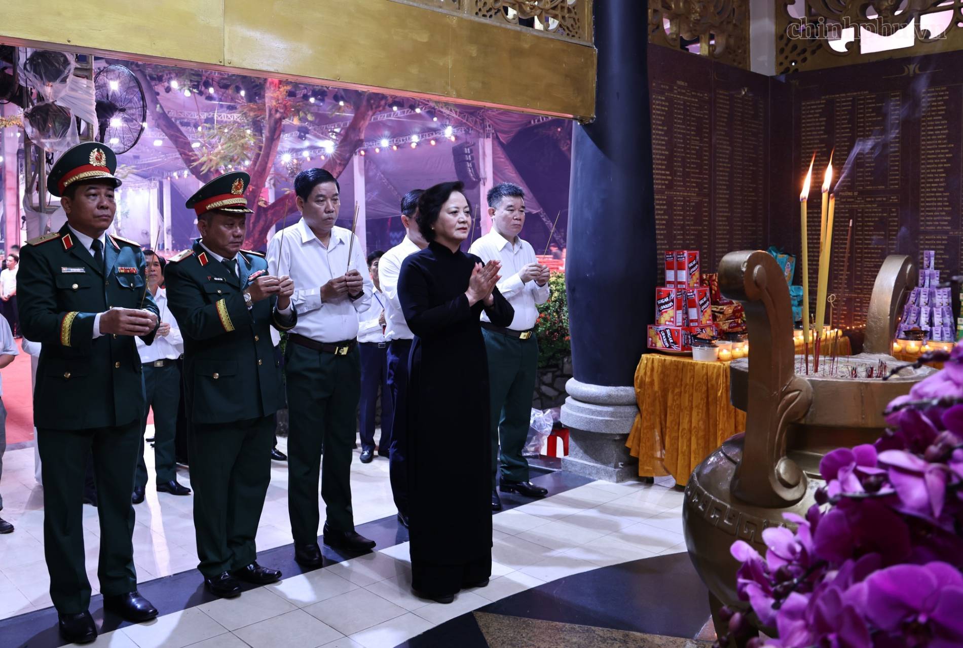 Cầu siêu cho anh linh 731 liệt sĩ trước giờ truy điệu, an táng - Ảnh 2