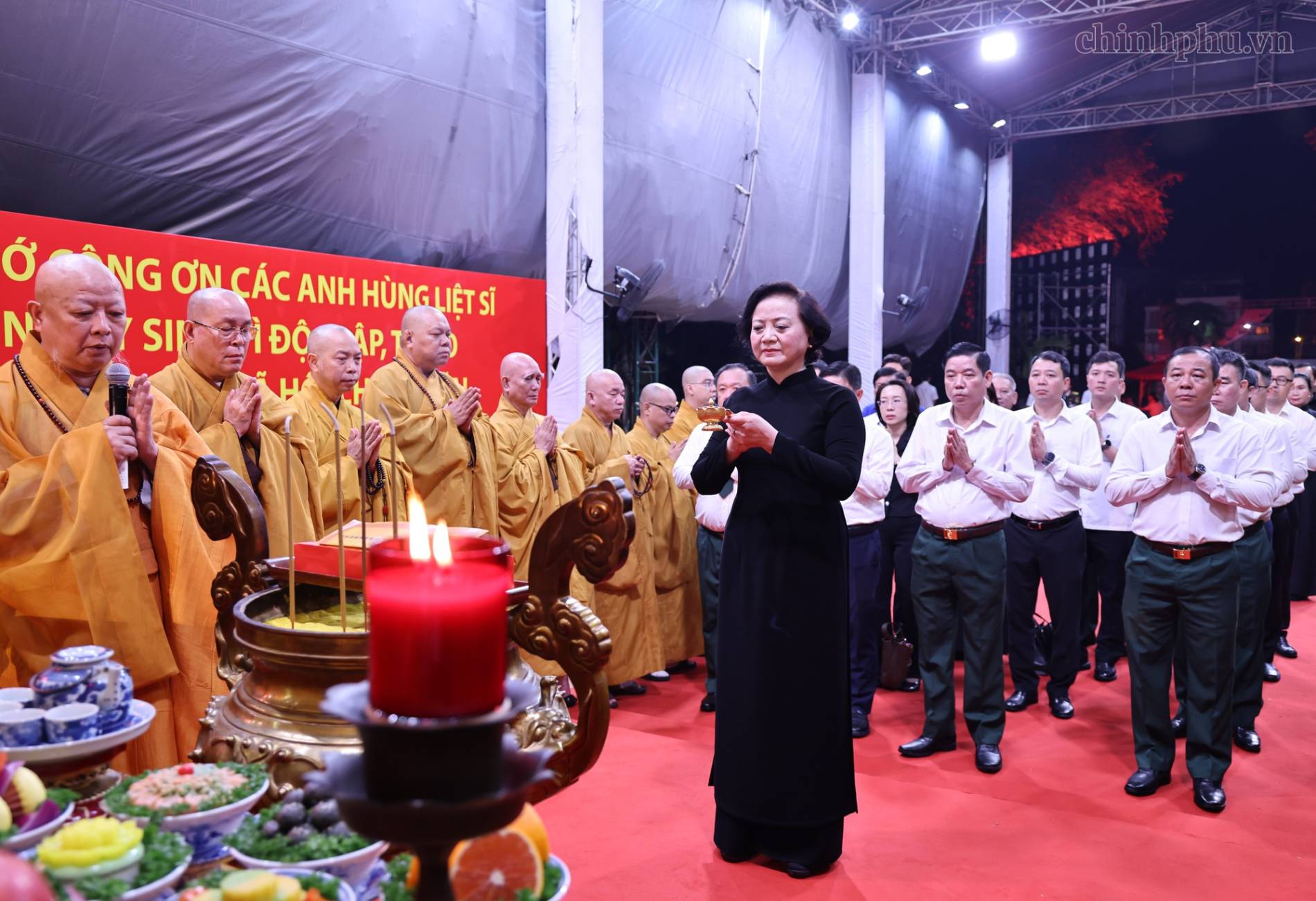 Cầu siêu cho anh linh 731 liệt sĩ trước giờ truy điệu, an táng - Ảnh 3