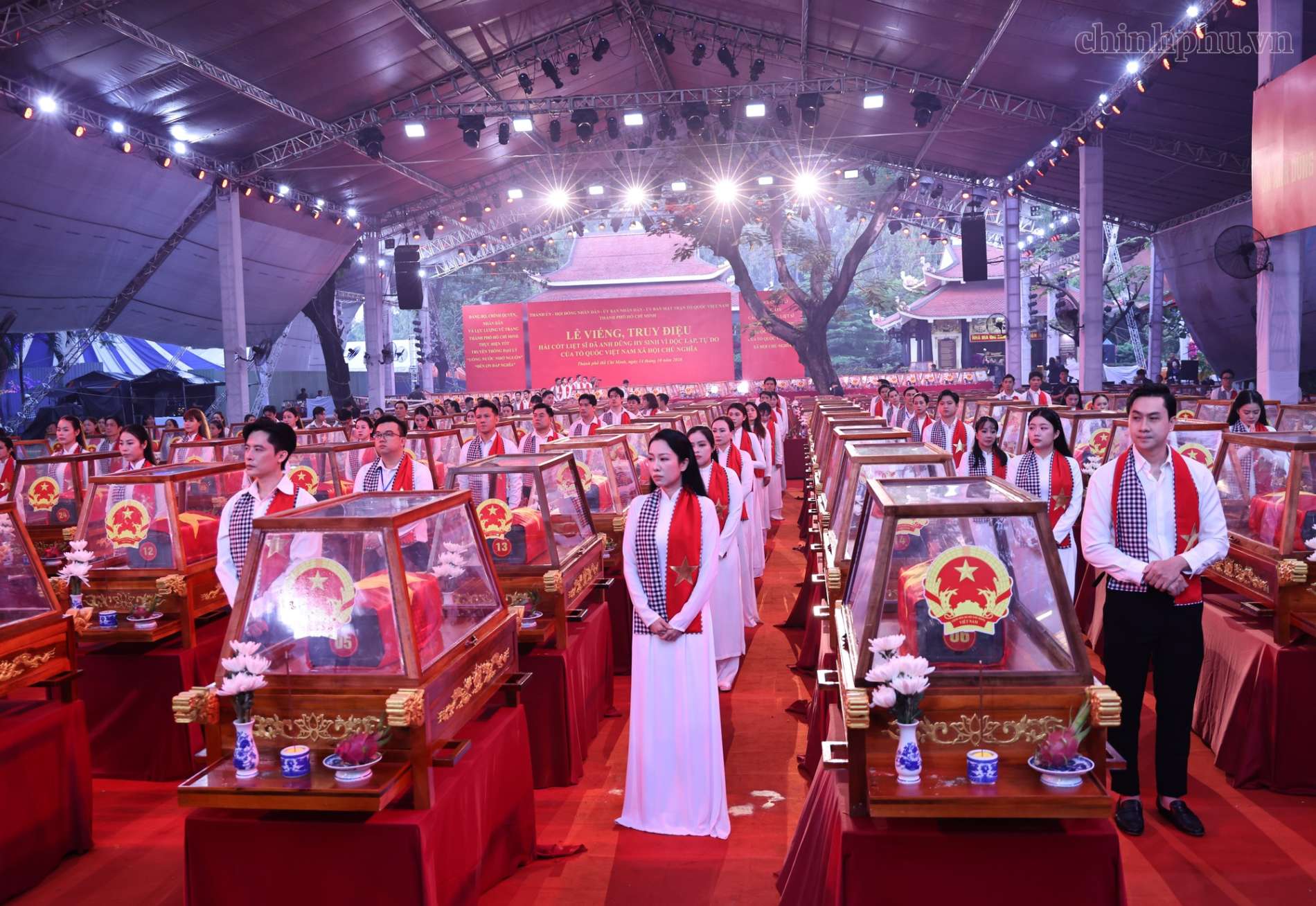 Cầu siêu cho anh linh 731 liệt sĩ trước giờ truy điệu, an táng - Ảnh 7
