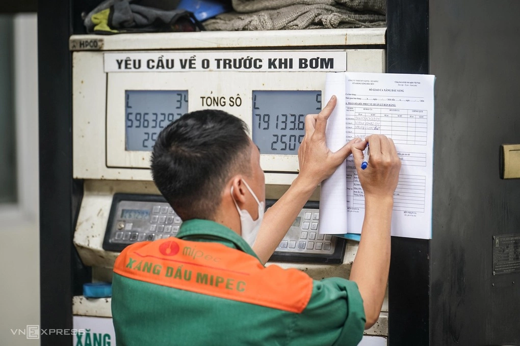 Nhân viên thay bảng giá tại một cây xăng ở Hà Nội. Ảnh: Hoàng Giang