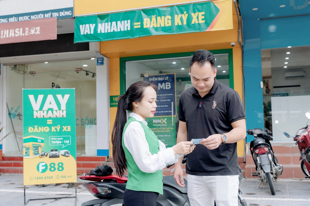 Nhân viên F88 hỗ trợ khách hàng làm thủ tục vay. Ảnh: F88