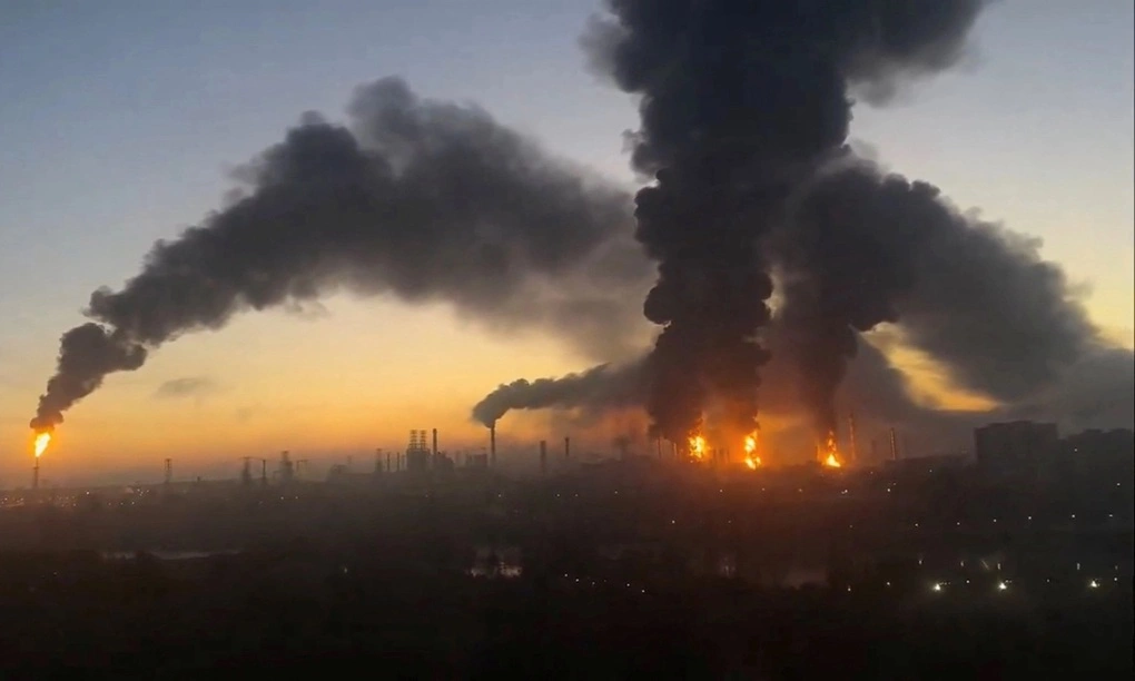 Khói bốc lên sau khi một nhà máy lọc dầu ở Moskva, Nga bị tập kích hôm 20/9. Ảnh: Reuters