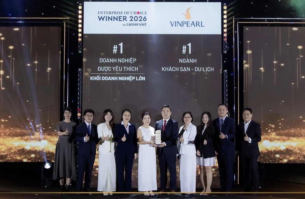 Đại diện Vinpearl nhận giải thưởng tối 14/10. Ảnh: Vingroup
