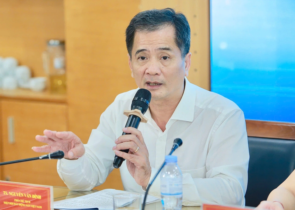 Ông Nguyễn Văn Đính, Chủ tịch Hội Môi giới Bất động sản Việt Nam (VARS) phát biểu tại hội thảo sáng 15/10. Ảnh: Dân Việt
