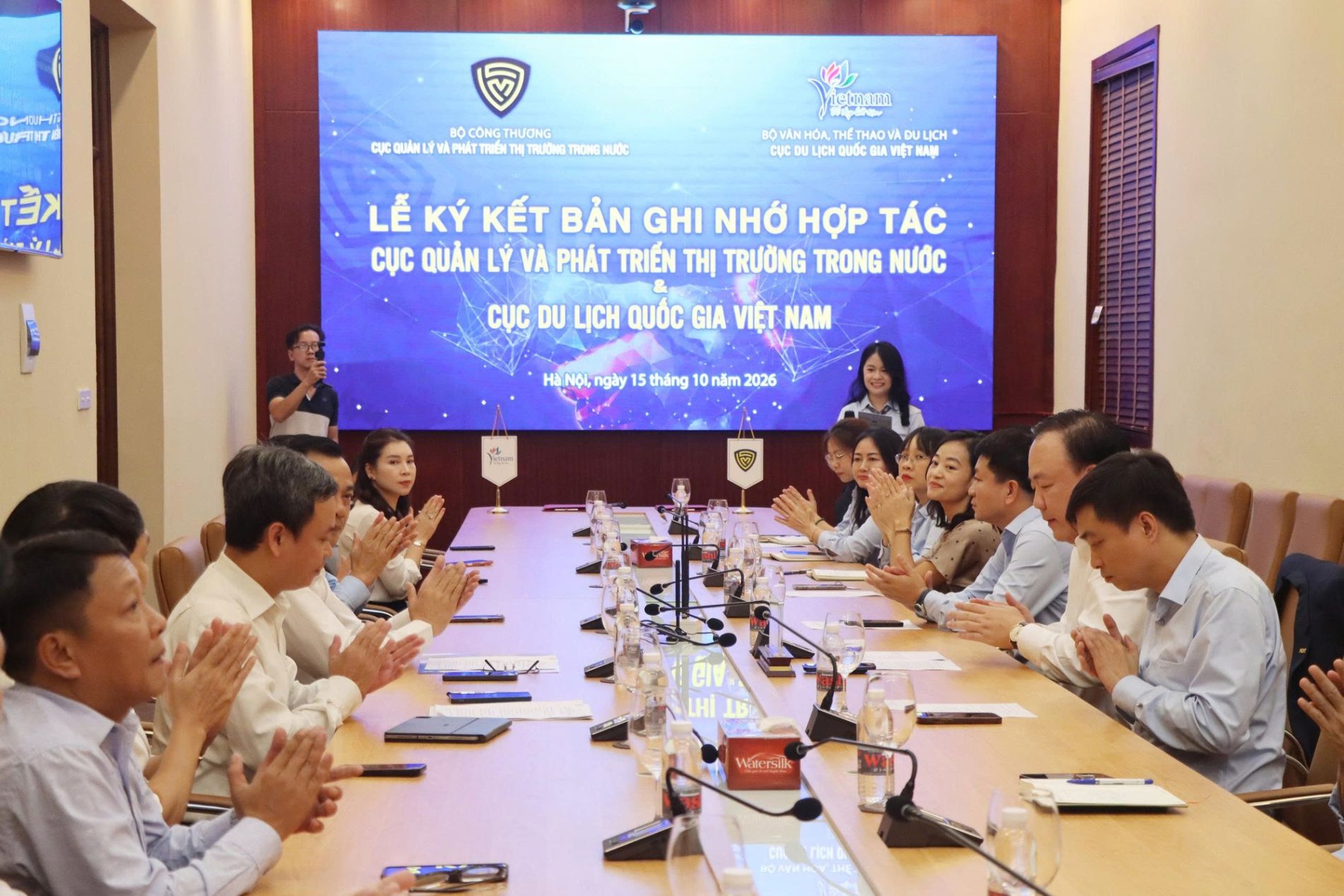 Hợp tác phát triển du lịch mua sắm, mở rộng đầu ra cho hàng Việt - Ảnh 2