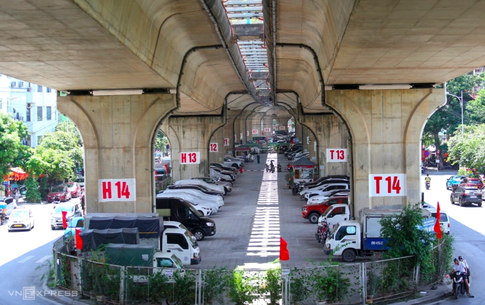 Bãi trông giữ xe dưới gầm vành đai 2, lối dẫn lên cầu Vĩnh Tuy, phường Vĩnh Hưng (ảnh chụp tháng 9/2025). Ảnh: Phạm Chiểu