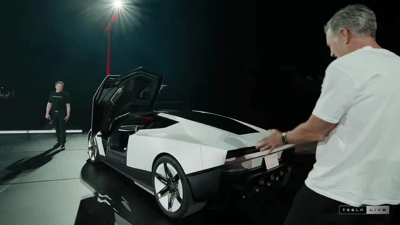 Đại diện Tesla giới thiệu về Roadster