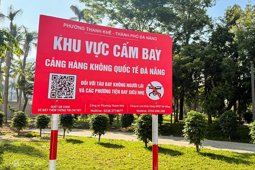 Biển cấm đặt tại Công viên 29/3. Ảnh: Nguyễn Đông