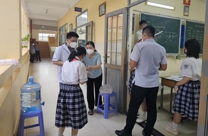 HCDC phối hợp Trạm Y tế xã Hiệp Phước và nhà trường triển khai điều tra dịch tễ, theo dõi người tiếp xúc, lấy mẫu xét nghiệm, hướng dẫn vệ sinh - khử khuẩn và các biện pháp dự phòng tại trường học.